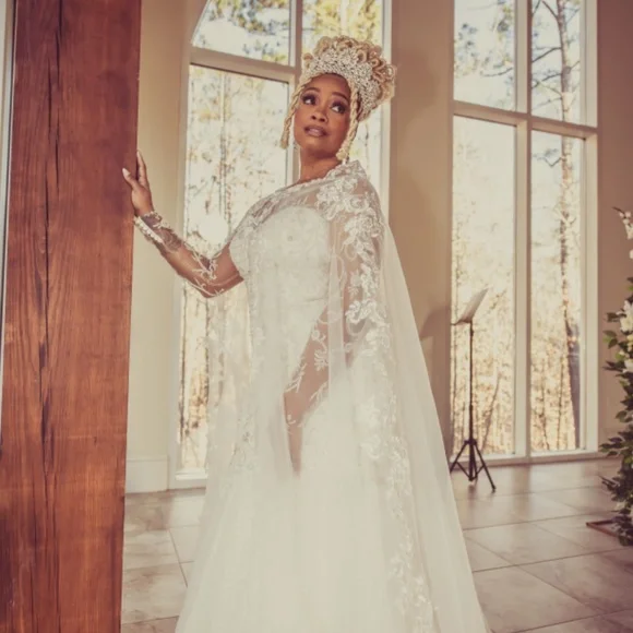 Pre-Owned Lace Embroidered Wedding Dress W/ Glitter Train - Picture 4 of 11